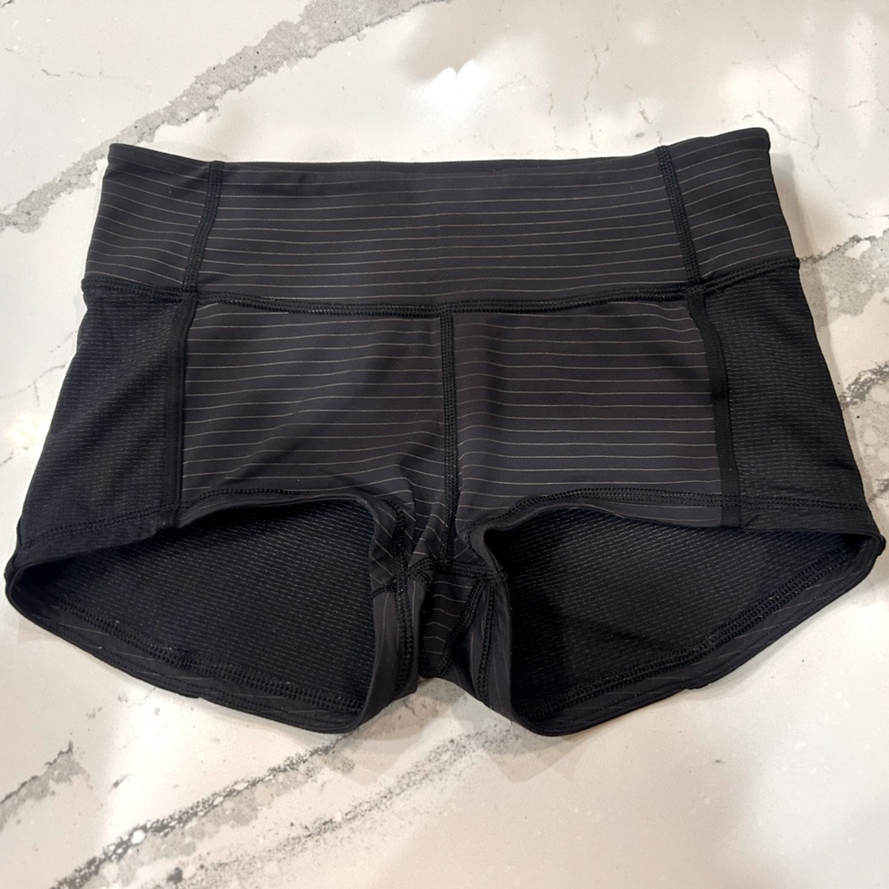 EUC Vintage Lululemon size 6 pinstripe booty shorts